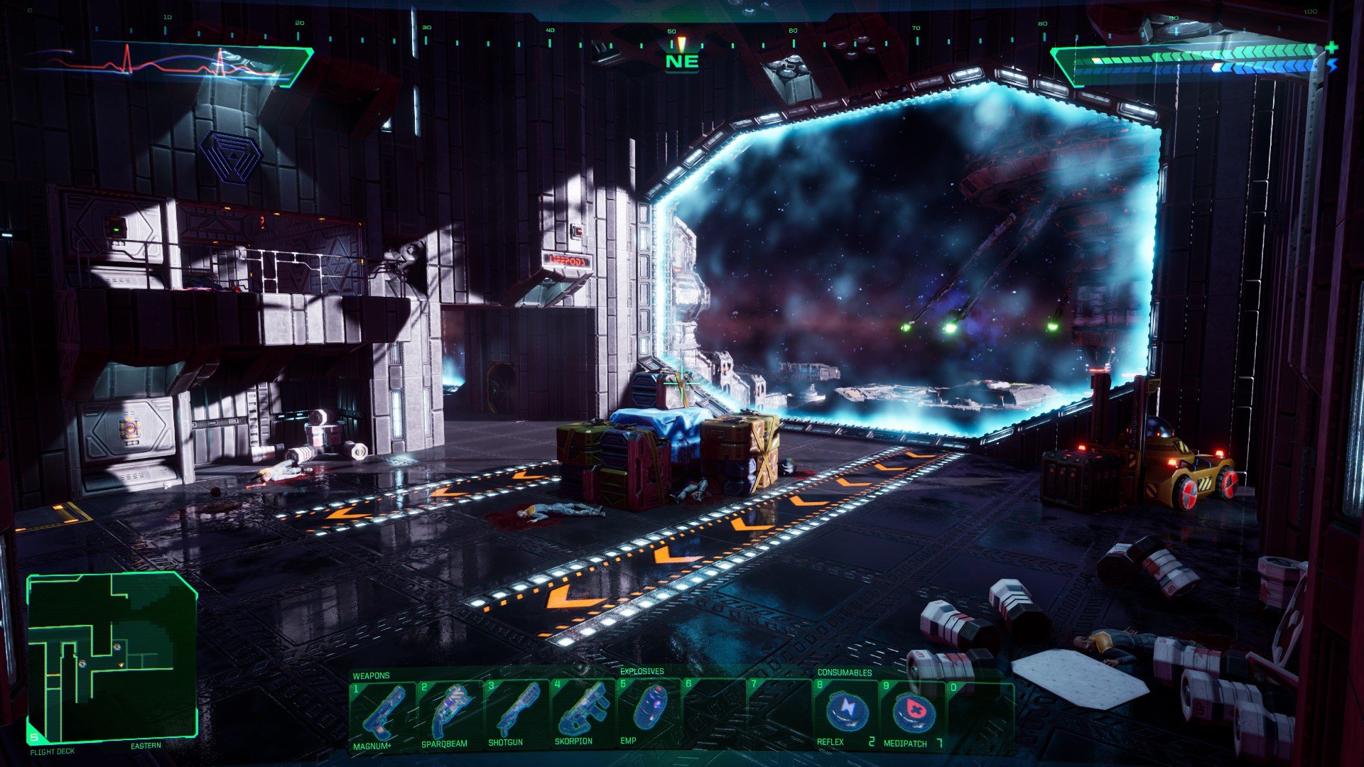 Снимок широкого ангара из ремейка System Shock.