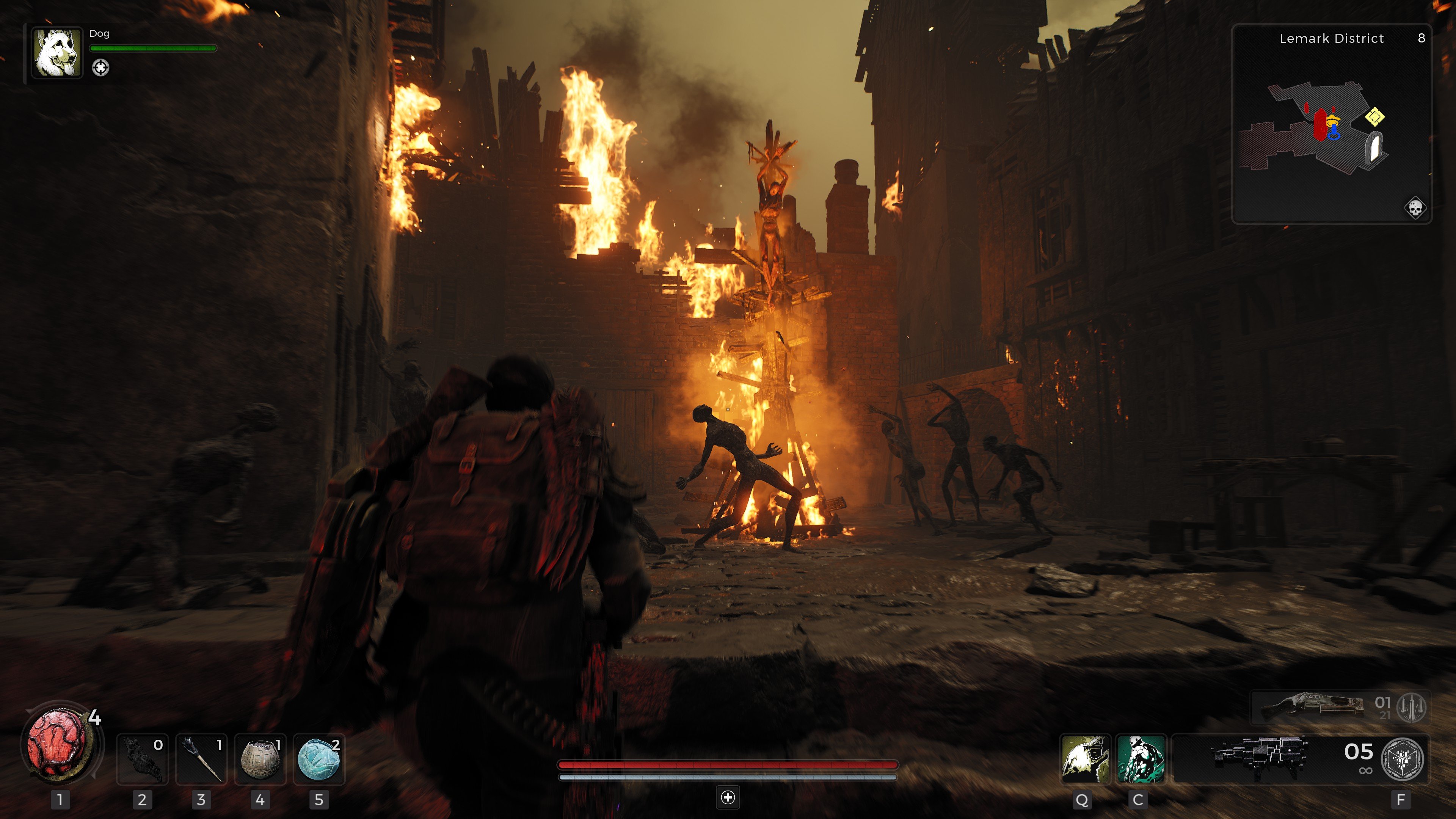 Игрок входит в разрушенный, горящий город в игре Remnant 2.