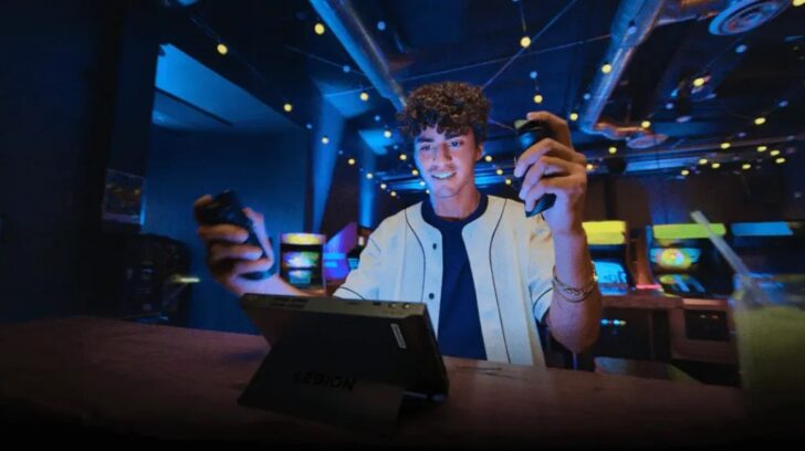 Конкурент Lenovo Steam Deck Legion Go раскрыт с окном даты выпуска lenovo legion go removable controllers action shot