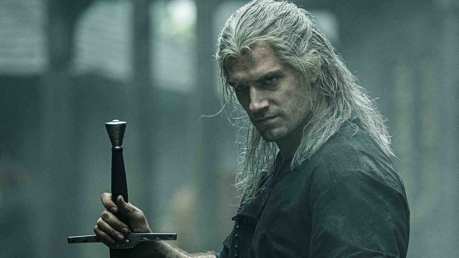 Сериал «Ведьмак»: Геральт хмурится в камеру с мечом в руке.