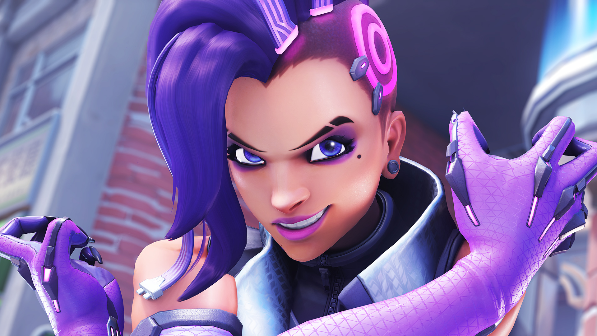 Сомбра из Overwatch 2 смотрит на камеру, скрестив руки