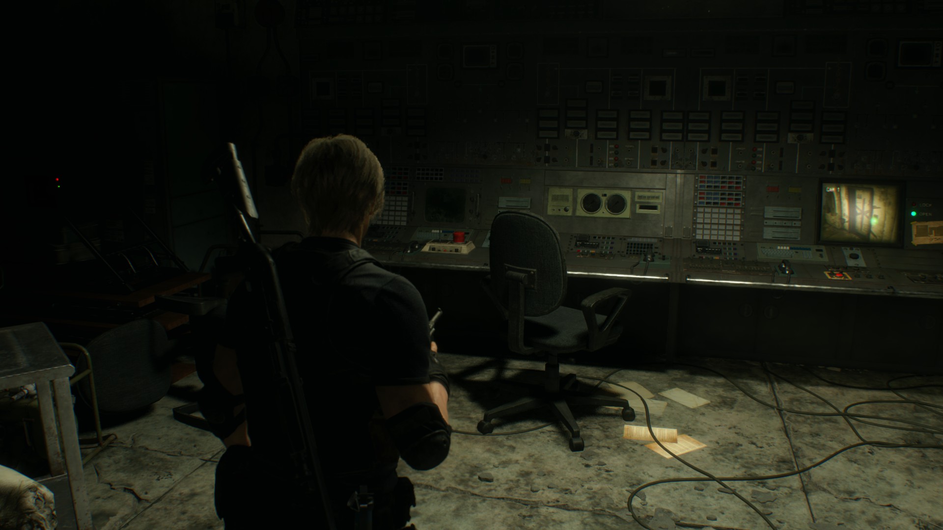 Экран ремейка Resident Evil 4, на котором Леон целится в ганадоса.