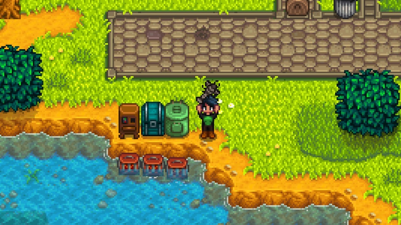 Stardew Valley mods - Automate - Игрок стоит с омаром рядом с машиной по переработке отходов, сундуком, контейнером для червей и тремя крабовыми горшками, которые будут автоматически ловить речных крабов.