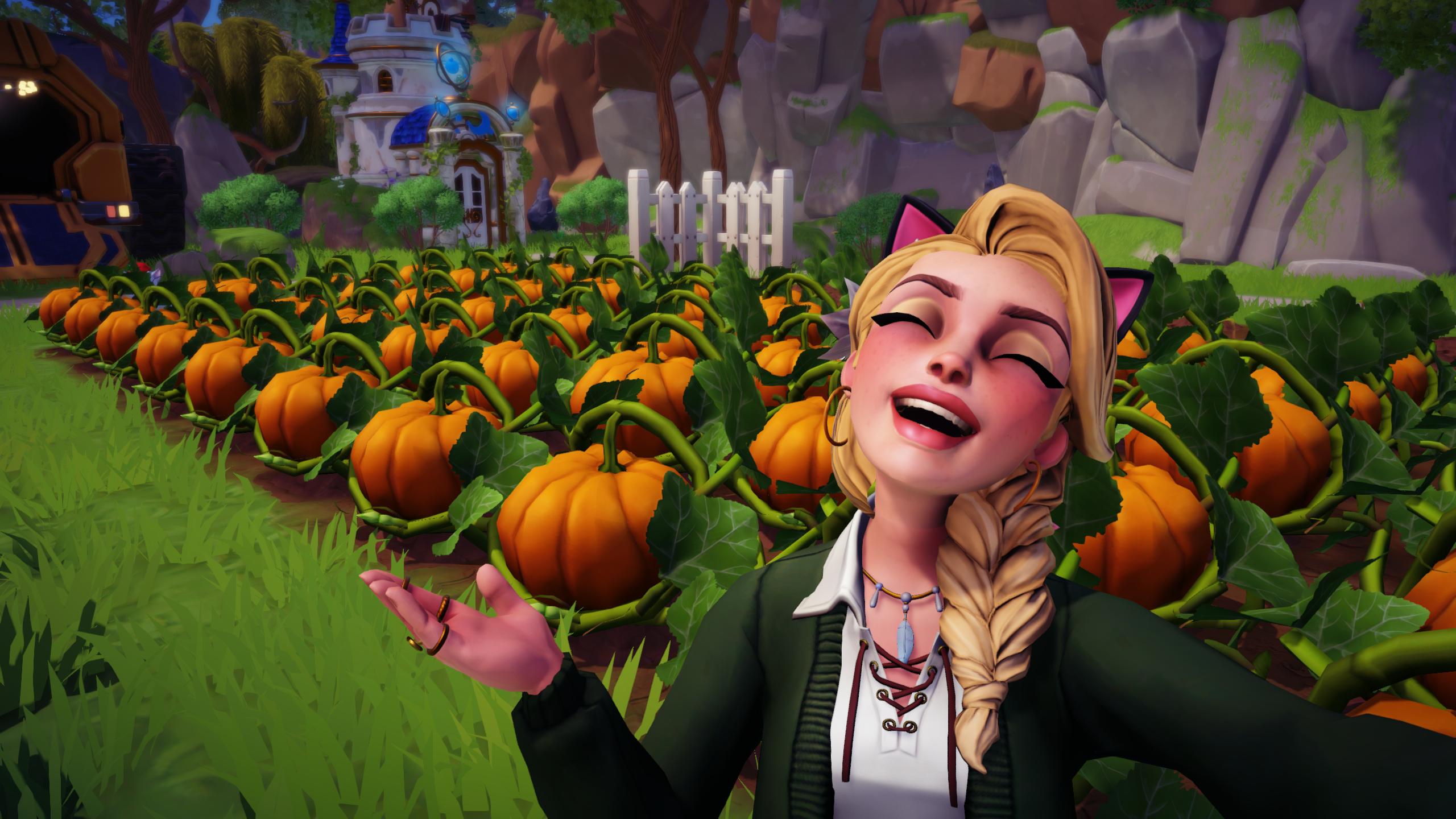 Disney Dreamlight Valley - игрок жестикулирует и улыбается на грядке с тыквами