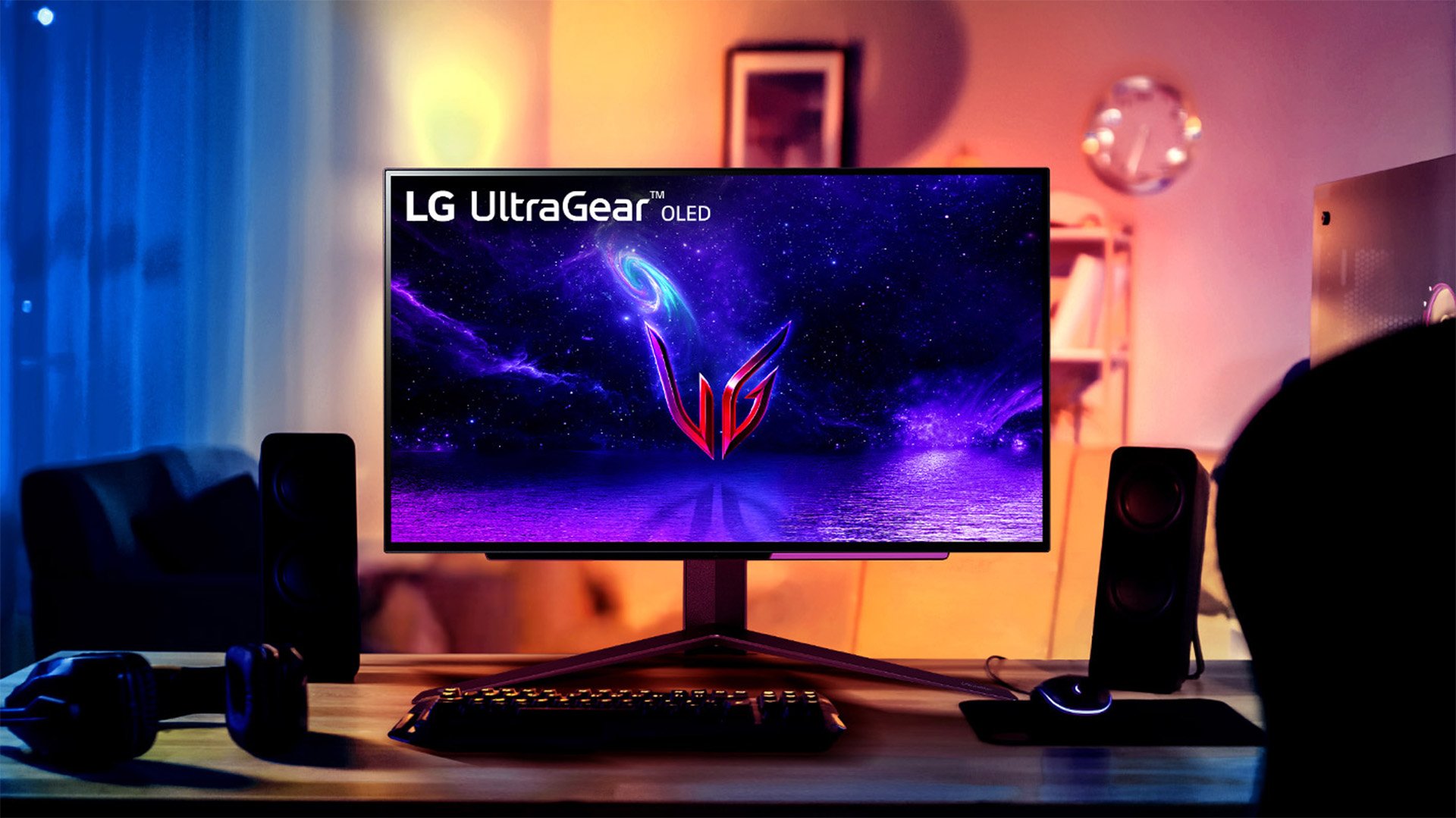 Игровой OLED-монитор LG на столе