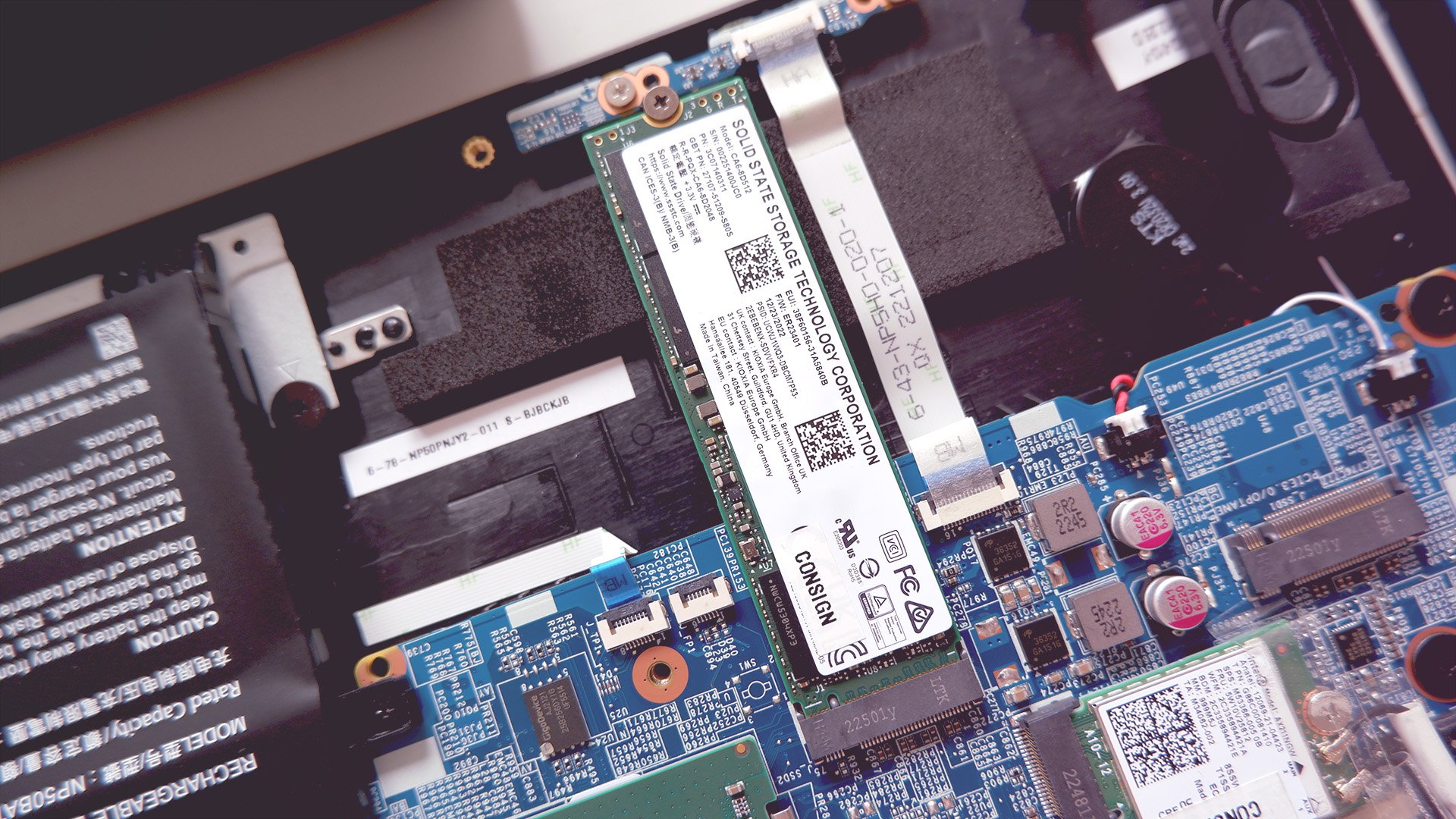 SSD установлен в слот NVMe игрового ноутбука.