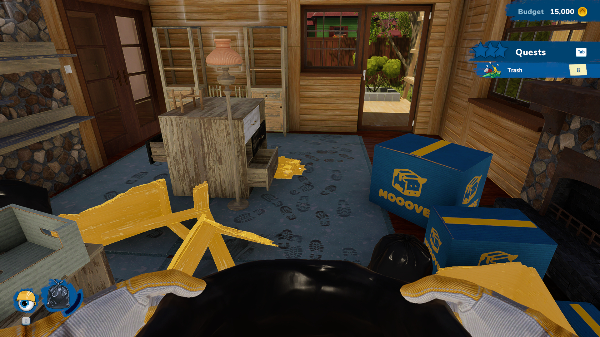 Игрок House Flipper 2 держит ведро со шваброй, глядя на ковер, покрытый отпечатками сапог.